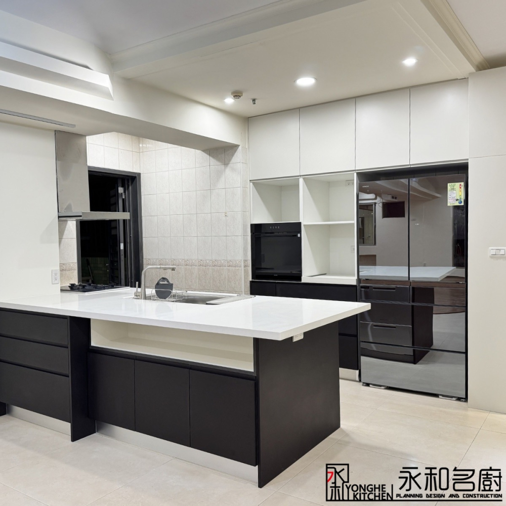 一字型系統廚具 (石英石檯面U5002、陶烤門板酷黑、純白)
